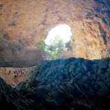 Ritorniamo quindi sui nostri passi per addentrarci nella seconda �bocca� che ci regala l�ultima sorpresa di questo avventuroso viaggio. Da un ambiente angusto e claustrofobico ci ritroviamo infatti in un attimo in una imponente e monumentale cavit� alta oltre 15 metri, sviluppata su due livelli